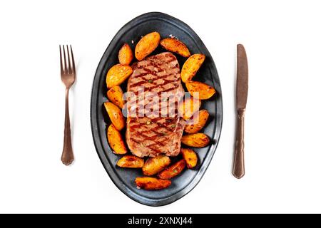 Steak grillé au bœuf avec pommes de terre cuites, tiré du dessus sur un fond blanc Banque D'Images