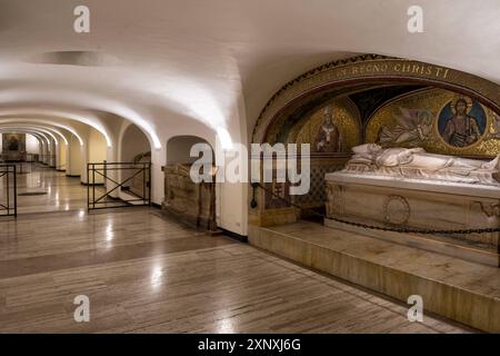 Détail du tombeau de Pie XI, situé dans les grottes du Vatican sous la basilique Pierre dans la Cité du Vatican, site du patrimoine mondial de l'UNESCO, enc papal Banque D'Images