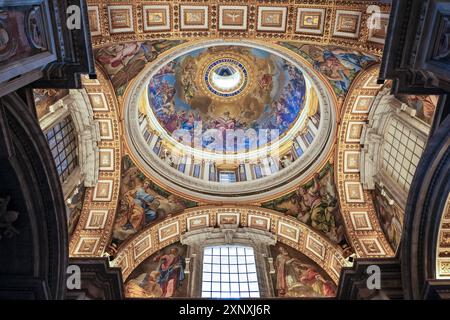 Détail du Dôme de la chapelle baptismale, situé dans la basilique Saint-Pierre de la Cité du Vatican, l'enclave papale de Rome, site du patrimoine mondial de l'UNESCO, ROM Banque D'Images