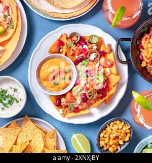 Cuisine mexicaine, un plat. Nachos, tortillas, cocktails Paloma et autres plats, grenaille carrée Banque D'Images