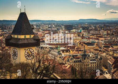 Graz, Autriche, 10.03 2020 : monument de l'Uhrturm dans la vue du paysage urbain de Graz, région de Styrie en Autriche. Tour d'horloge contre paysage urbain Banque D'Images