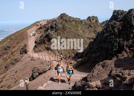 Personnes marchant sur le bord du cratère du Vésuve, Province de Naples, région de Campanie, Italie, Europe Copyright : GOUPIxCHRISTIAN 1382-336 EDI Banque D'Images