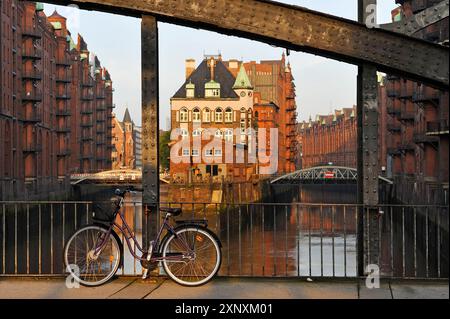 Maison de thé et restaurant Wasserschloss dans le quartier des entrepôts Speicherstadt vu du pont PoggenmuhlenBrucke, quartier HafenCity, Hambourg, Banque D'Images