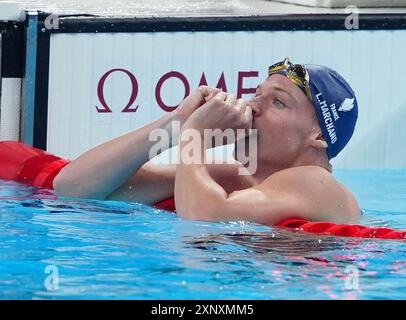 Le Français Leon Marchand après avoir remporté la médaille d’or de la finale du médley individuel du 200 m masculin à la Défense Arena de Paris, le septième jour des Jeux Olympiques de Paris 2024 en France. Date de la photo : vendredi 2 août 2024. Banque D'Images