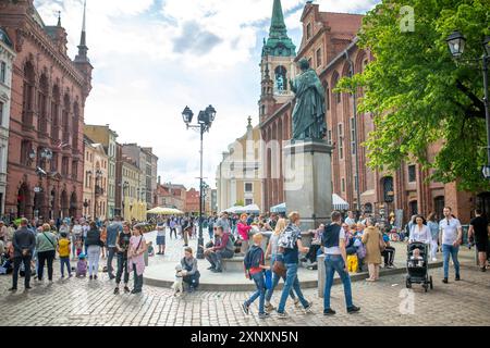 Les gens dans les rues de la vieille ville de Torun, Pologne, Europe Copyright : MarcinxKilarski 1386-20 usage éditorial seulement Banque D'Images