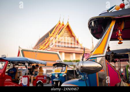 Tuk-tuk devant Wat Pho à Bangkok, Thaïlande, Asie du Sud-est, Asie Copyright : MarcinxKilarski 1386-1 Banque D'Images