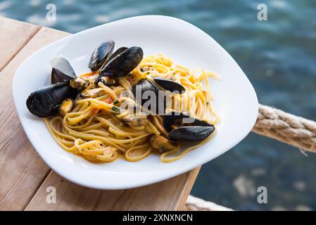 Le restaurant Mussel House spécialités des moules Bouchot du lac Butrint au bord duquel il se situe, à Ksamil, près de Saranda, coas ioniens Banque D'Images