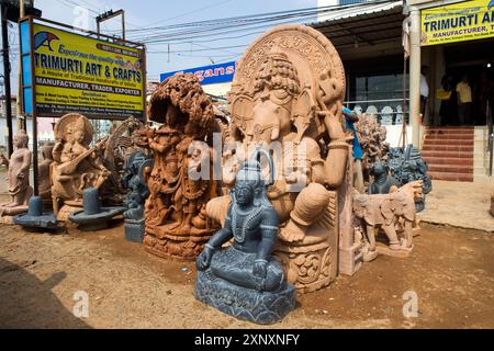 Statues de divinités hindoues sur la vue devant une boutique de commerçant en bord de route à Bhubaneswar, Odisha, Inde, Asie Copyright : JohnxHarden 722-199 Banque D'Images