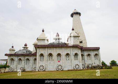 Le Temple du Soleil dédié à la divinité solaire hindoue Surya, construit en 1991, construit comme un char à 18 roues tiré par sept chevaux blancs, à l'extérieur de Bund Banque D'Images