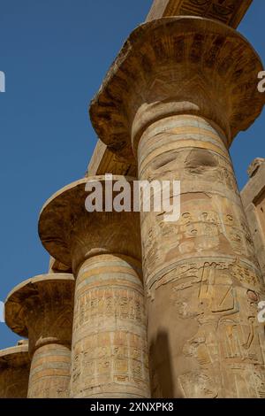 Les grandes colonnes de papyrus, Hypostyle, complexe du temple de Karnak, site du patrimoine mondial de l'UNESCO, Louxor, Egypte, Afrique du Nord Copyright : RichardxMaschme Banque D'Images