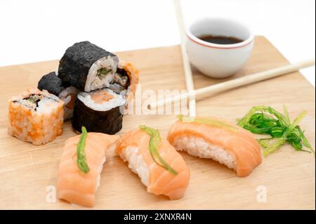 Gros plan sur différents types de sushis japonais fraîchement préparés Banque D'Images