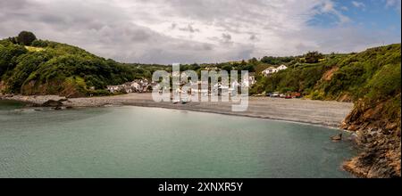 Paysage panoramique aérien du pittoresque village de pêcheurs de Cornouailles de Porthallow en Cornouailles avec côte rocheuse et plage de galets abritée sur la Liza Banque D'Images