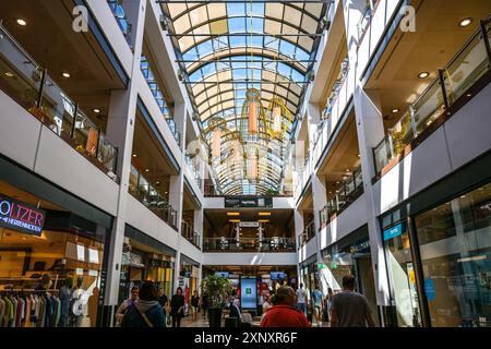 Schwerin, Allemagne, 29 juillet 2024 : Schlosspark-Center, le grand centre commercial avec de nombreux magasins et clients sur trois étages dans la vieille ville de Schw Banque D'Images