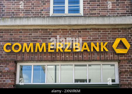 Schwerin, Allemagne, 29 juillet 2024 : institution bancaire Commerzbank, enseigne publicitaire lumineuse avec le nom de l'entreprise et le logo sur la façade d'une succursale o Banque D'Images