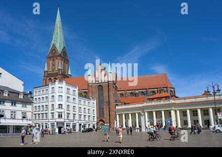 Schwerin, Allemagne, 29 juillet 2024 : place du marché avec le bâtiment à colonnes blanches et cathédrale Marien à l'architecture en briques rouges, lieu célèbre pour Banque D'Images