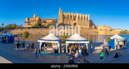 Vue de la cathédrale-basilique de Santa Maria de Mallorca et des stands d'artisanat sur le Passeig maritime, Palma de Mallorca, Majorque, Îles Baléares, Espagne, Europ Banque D'Images