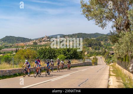 Vue des cyclistes et de la ville perchée de Selva, Majorque, Îles Baléares, Espagne, Méditerranée, Europe Copyright : FrankxFell 844-34578 usage éditorial uniquement Banque D'Images