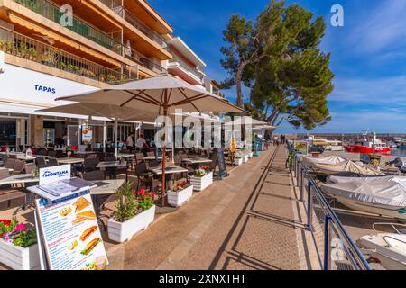 Vue des restaurants dans le port de Cala Rajada, Majorque, Îles Baléares, Espagne, Méditerranée, Europe Copyright : FrankxFell 844-34565 Editorial U Banque D'Images