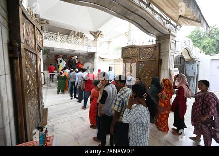 New Delhi, Inde. 02 août 2024. NEW DELHI, INDE - 2 AOÛT : des dévots hindous avec un membre de sa famille offrant du lait et de l'eau sur Shiva linga sur le Sawan Shivratri à Shivalaya au temple Jhandewalan le 2 août 2024 à New Delhi, Inde. (Photo de Sonu Mehta/Hindustan Times/Sipa USA) crédit : Sipa USA/Alamy Live News Banque D'Images