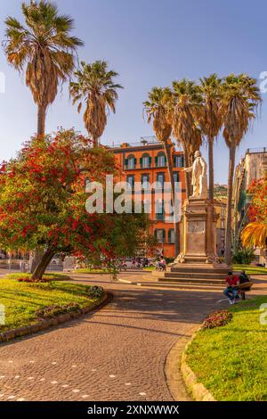 Vue de la statue de Nicola Amore et architecture colorée sur la Piazza della Vittoria, Naples, Campanie, Italie, Europe Copyright : FrankxFell 844-34871 Banque D'Images