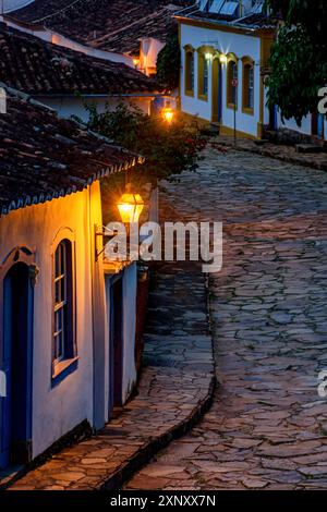 Rues de la vieille ville historique de Tiradentes avec leurs maisons dans l'architecture coloniale illuminée par des lanternes la nuit Banque D'Images