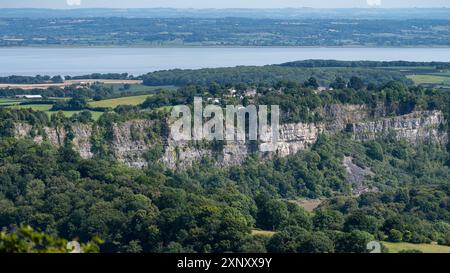 Paysage pittoresque avec une falaise de calcaire spectaculaire surplombant une vallée verdoyante avec une large rivière en arrière-plan Banque D'Images