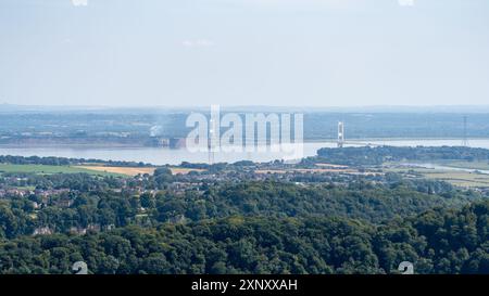 Vue aérienne des ponts severn reliant l'angleterre et le pays de galles entourés d'une forêt verdoyante Banque D'Images