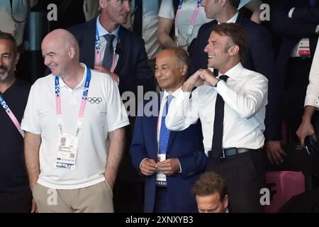 Parigi, France. 02 août 2024. De gauche à droite Gianni Infantino, président de la FIFA, Husain Al Musallam, président de World Aquatics et président français Emmanuel Macron heureux de la victoire de Léon Marchand de France vainqueur du médaillé individuel 200 et a obtenu sa quatrième médaille d'or aux Jeux olympiques d'été 2024, mercredi, Agoust 2, 2024, à Paris, France. (Photo de Gian Mattia D'Alberto/LaPresse) crédit : LaPresse/Alamy Live News Banque D'Images