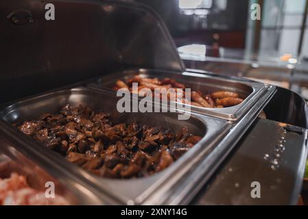 Buffet élégant avec plats de frottement en acier inoxydable dans un hôtel de luxe Banque D'Images