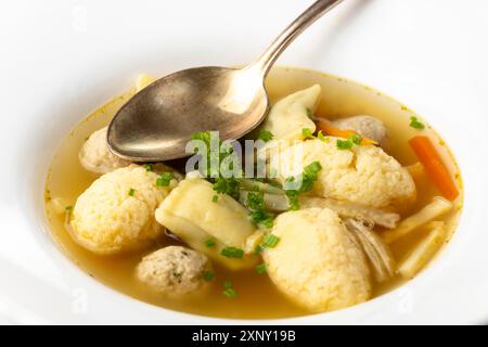 Soupe de mariage bavaroise dans une assiette Banque D'Images