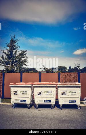 Ligne de trois sauts de recyclage contre la clôture de jardin brun Banque D'Images