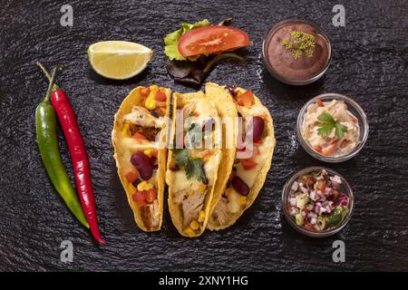 Trois tacos mexicains en ardoise Banque D'Images