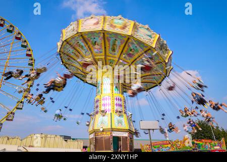 Herne, NRW, Allemagne. 02 août 2024. Un carrousel de chairoplane traditionnel sous le beau soleil. Cranger Kirmes, la 2e plus grande foire funiculaire d'Allemagne (après l'Oktoberfest de Munich), ouvre aujourd'hui. La foire animée a une longue tradition datant du 15ème siècle où un marché équestre, et plus tard des artistes médiévaux, ont couru la foule. Cranger Kirmes attire environ 4 millions de visiteurs chaque année sur un site dédié le long du canal Rhin-Herne. Crédit : Imageplotter/Alamy Live News Banque D'Images