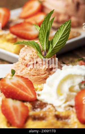 Gaufres belges avec fraises blanches Banque D'Images