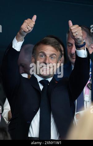 Paris, France. 02 août 2024. Le président français Emmanuel Macron célèbre dans les tribunes la victoire de Leon Marchand en or au 200m Medley et Florent Manaudou en bronze au 50m Freestyle le septième jour des Jeux Olympiques d’été de Paris 2024 à Nanterre, près de Paris, le 2 août 2024. Photo de David Niviere/ABACAPRESS. COM Credit : Abaca Press/Alamy Live News Banque D'Images