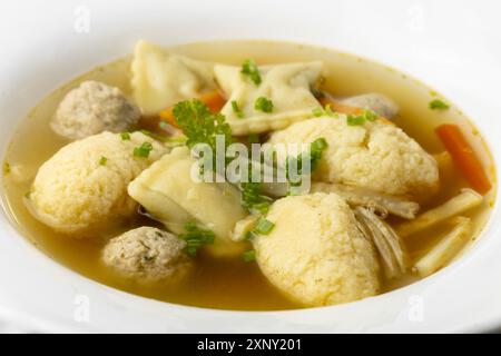 Soupe de mariage bavaroise dans une assiette Banque D'Images