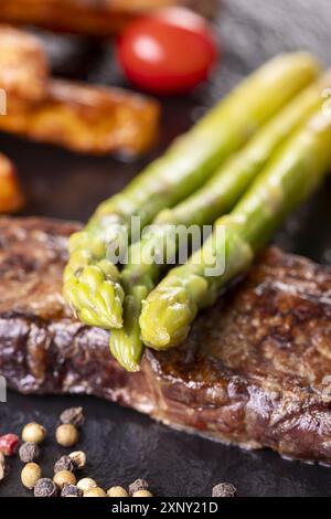 Asperges vertes sur un steak Banque D'Images