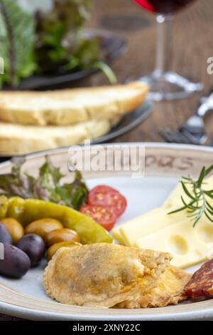 Empanadas et tapas espagnoles sur une assiette Banque D'Images