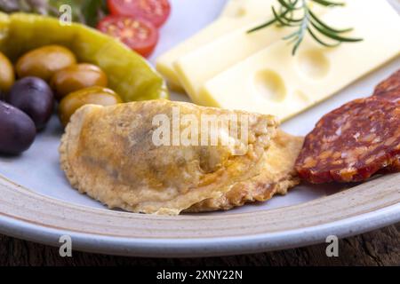 Empanadas et tapas espagnoles sur une assiette Banque D'Images