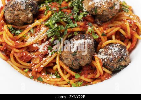 Spaghetti avec boulettes de viande sur bois sombre Banque D'Images