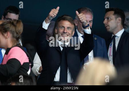 Paris, France. 02 août 2024. Le président français Emmanuel Macron célèbre dans les tribunes la victoire de Leon Marchand en or au 200m Medley et Florent Manaudou en bronze au 50m Freestyle le septième jour des Jeux Olympiques d’été de Paris 2024 à Nanterre, près de Paris, le 2 août 2024. Photo de David Niviere/ABACAPRESS. COM Credit : Abaca Press/Alamy Live News Banque D'Images