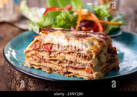 Portion de lasagne fraîche dans une assiette Banque D'Images