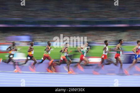 Paris, France. 02 août 2024. Les coureurs participent à la finale du 10 000 m masculin aux Jeux Olympiques de Paris 2024 à Paris, France, le vendredi 2 août 2024. Photo de Paul Hanna/UPI crédit : UPI/Alamy Live News Banque D'Images