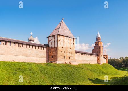 Veliky Novgorod. Oblast de Novgorod. Russie - 24 juillet 2014 - vue du mur du Kremlin de Novgorod avec Pokrovskaya, Kokui et les tours du Prince Banque D'Images