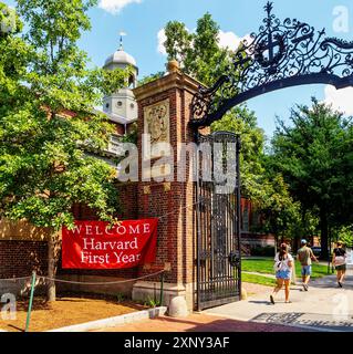 Cambridge, Massachusetts, États-Unis - 19 août 2022 : entrée de la cour de Harvard Johston Gate avec bannière accueillant les étudiants de première année de l'Université Harvard. Banque D'Images