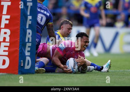 Sauaso Sue de Hull Kr marque l'essai d'ouverture lors du match de Betfred Super League au Halliwell Jones Stadium, Warrington. Date de la photo : vendredi 2 août 2024. Banque D'Images