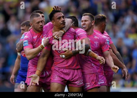 Sauaso Sue (c) de Hull Kr est félicité après avoir marqué l'essai d'ouverture lors du match de Betfred Super League au Halliwell Jones Stadium, Warrington. Date de la photo : vendredi 2 août 2024. Banque D'Images