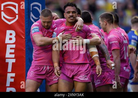 Sauaso Sue (c) de Hull Kr est félicité après avoir marqué l'essai d'ouverture lors du match de Betfred Super League au Halliwell Jones Stadium, Warrington. Date de la photo : vendredi 2 août 2024. Banque D'Images