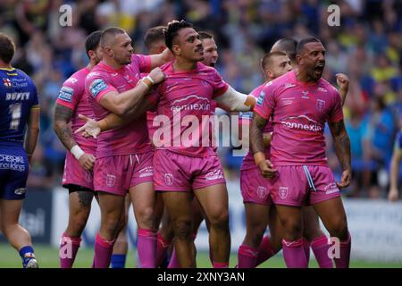 Sauaso Sue de Hull Kr (C) après avoir marqué l'essai d'ouverture lors du match de Betfred Super League au Halliwell Jones Stadium, Warrington. Date de la photo : vendredi 2 août 2024. Banque D'Images