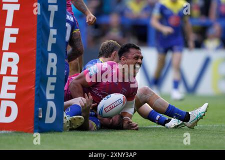 Sauaso Sue de Hull Kr marque l'essai d'ouverture lors du match de Betfred Super League au Halliwell Jones Stadium, Warrington. Date de la photo : vendredi 2 août 2024. Banque D'Images